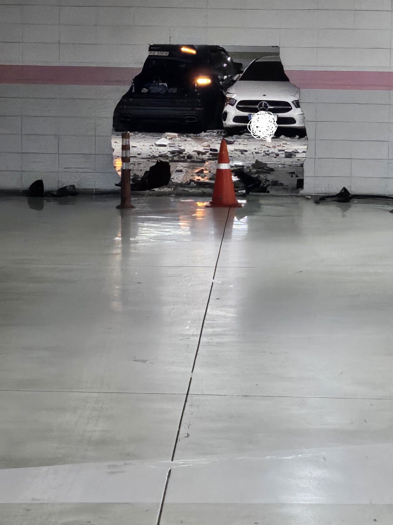 만화에서나 보던 '차 모양 구멍' 실사판 나옴