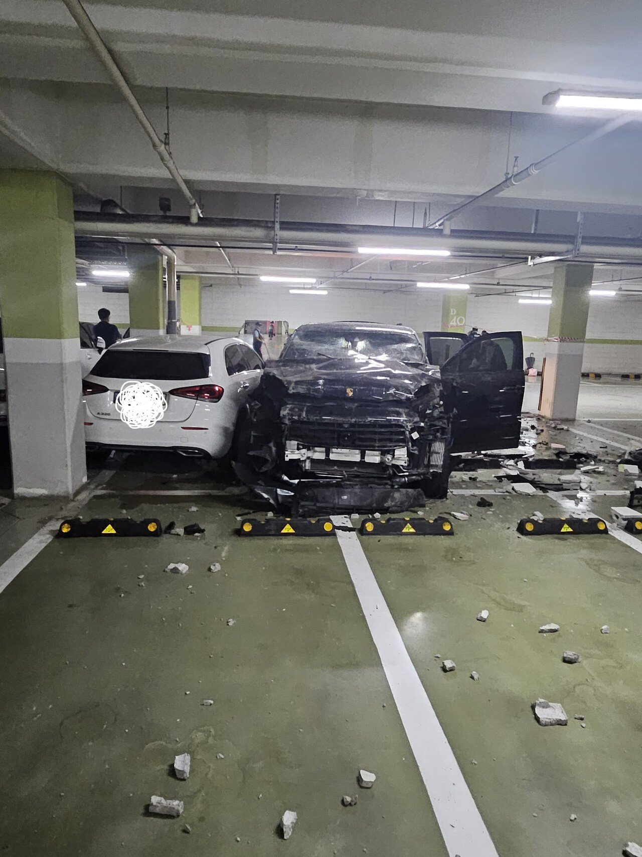 만화에서나 보던 '차 모양 구멍' 실사판 나옴