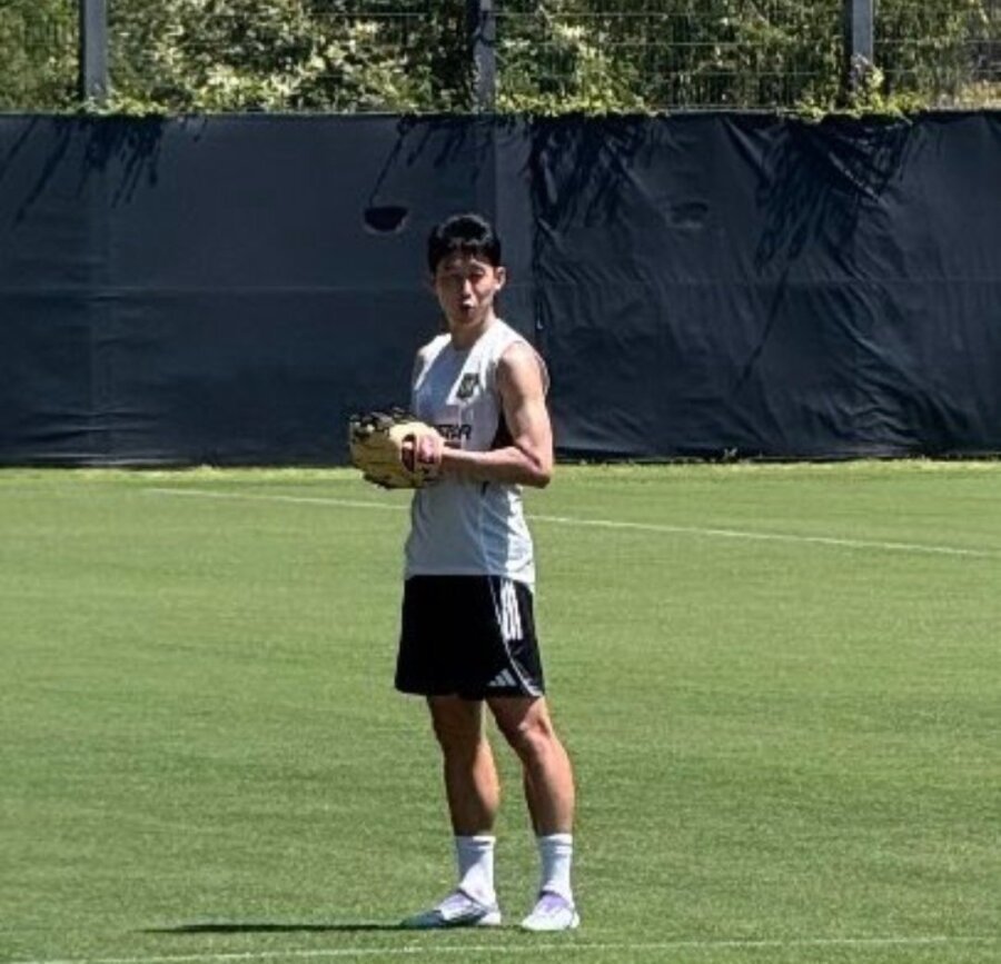 시구 연습하는 손흥민