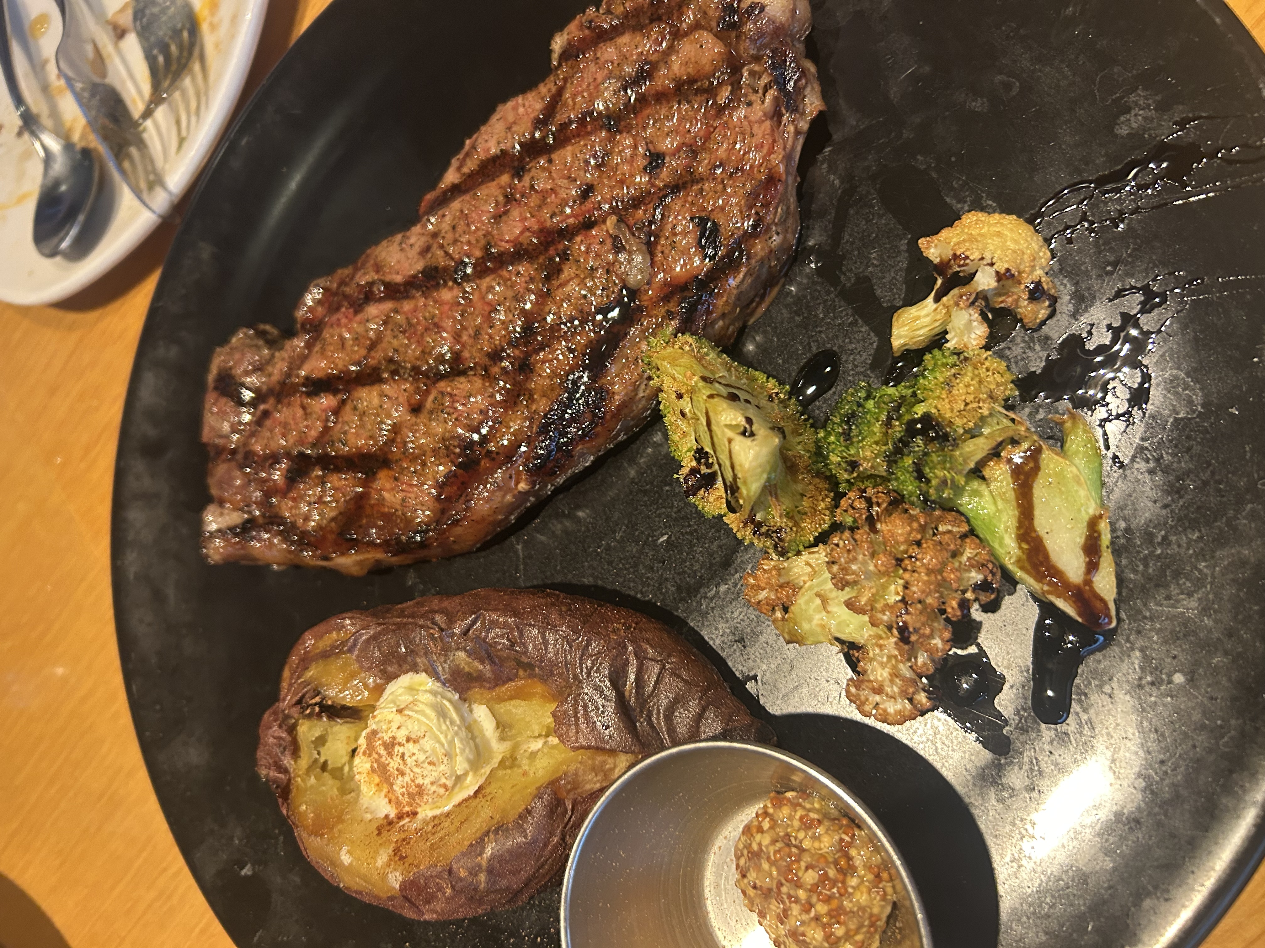 토토갤 여러분들 스테이크 한입하실라우